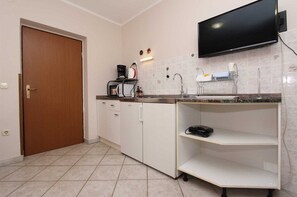 Fridge, microwave, coffee/tea maker, toaster - DINO One-Bedroom Apartment 20 (Rovinj)