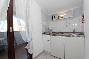 Fridge, microwave, coffee/tea maker, toaster - DINO One-Bedroom Apartment 21 (Rovinj)