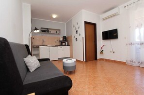 TV - DINO Two-Bedroom Apartment 22 (Rovinj)