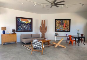 Smart-TV, DVD-Player, Bücher, Stereoanlage