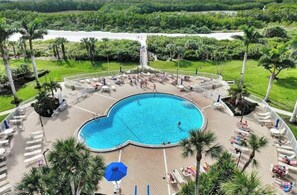 Alberca al aire libre y alberca climatizada