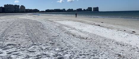 På stranden, liggestole, badehåndklæder