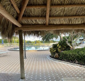 室外游泳池，恒温泳池