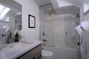Combined shower/bathtub, hair dryer, shampoo - Whetstone 307 (Crested Butte)