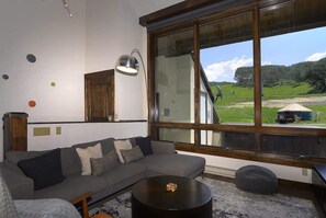 Tv, eldstad och kontor