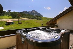 Outdoor spa tub - Whetstone 307 (Crested Butte)