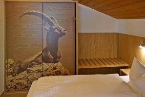3 bedrooms, free WiFi, bed sheets - Landhaus Edelweiß - Apartment type 5 incl. summer mountain railway ticket (Mittelberg)