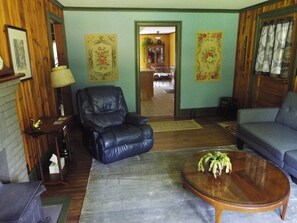 Fernseher, Bücher, Stereoanlage