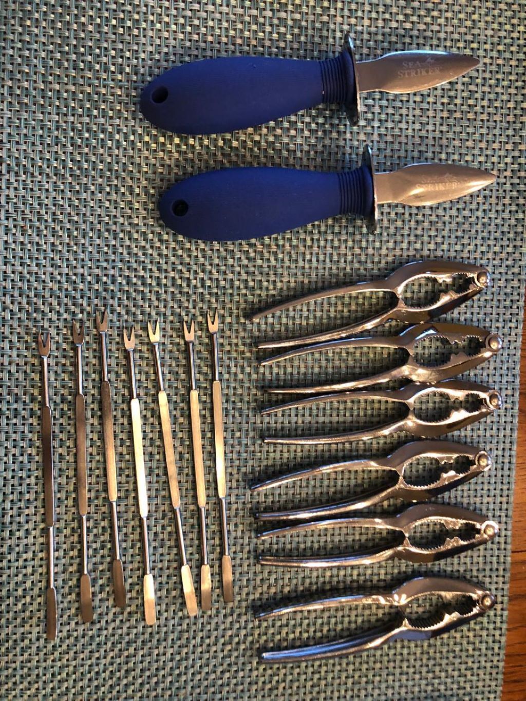 Une collection d’outils en métal disposés sur une surface tissée.