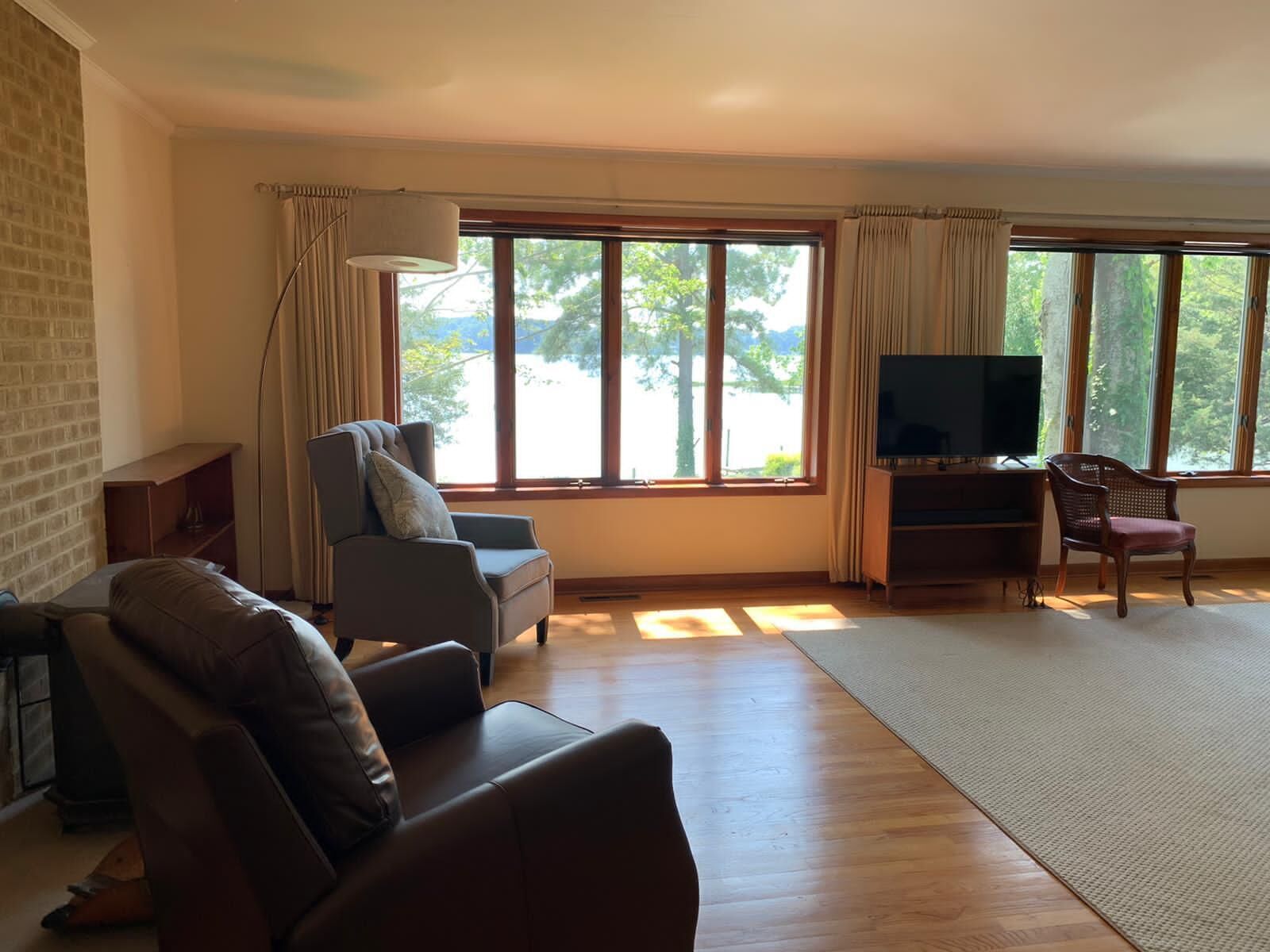 Älytelevisio, takka, kirjoja