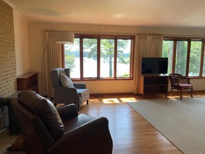 Smart TV, fireplace, books - Nassawadox Creek Waterfront Home with Private Pool (Exmore)