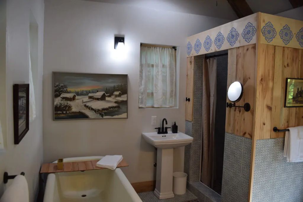 Kylpyamme, hiustenkuivaaja, pyyhkeet, saippua