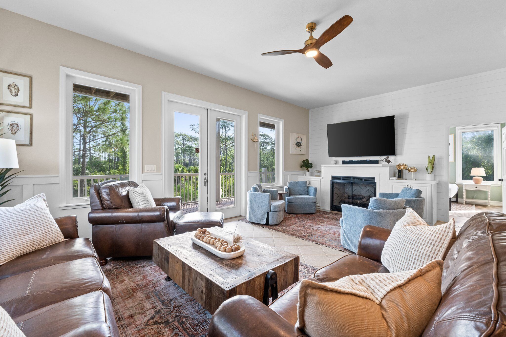 Smart-tv, bordsfotboll och ett bordtennisbord