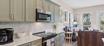 Completely renovated! 6BR Bay View Retreat. Private Pool, Bikes, Games & Close to Beach – Sleeps 17!