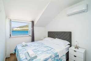 5 bedrooms, iron/ironing board, free WiFi, bed sheets