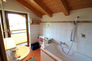 Badewanne, Haartrockner, Handtücher