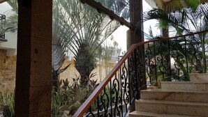 المنطقة المحيطة بالمنشأة