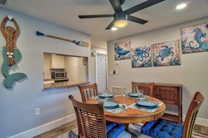 A dining area with a round wooden table, chairs, and a ceiling fan. - *Coastal 2/2 Condo w/ Pool 6 Mins to IMG (Bradenton)