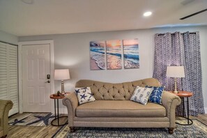 TV, bøker og kontorer