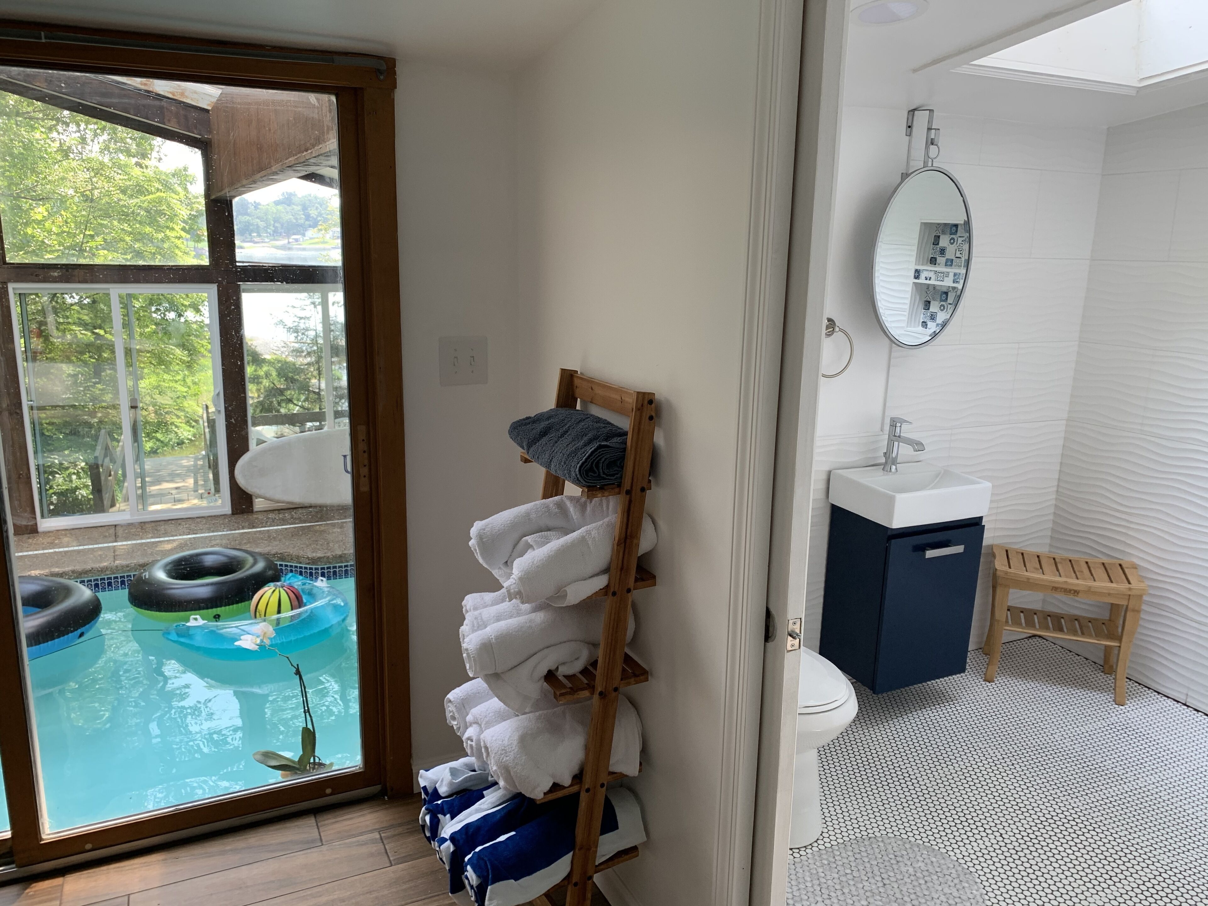 Innendørsbasseng og et oppvarmet basseng