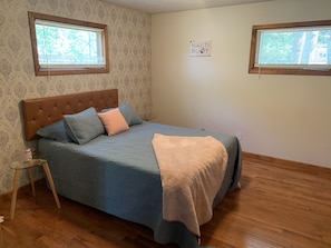 2 bedrooms, iron/ironing board, travel crib, free WiFi - Lakefront property with private heated indoor pool and hot tub! (Marion)