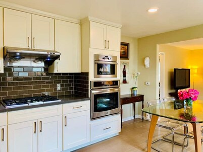 Modern 2Bed/1Bath bungalow style suite in Willow Glen