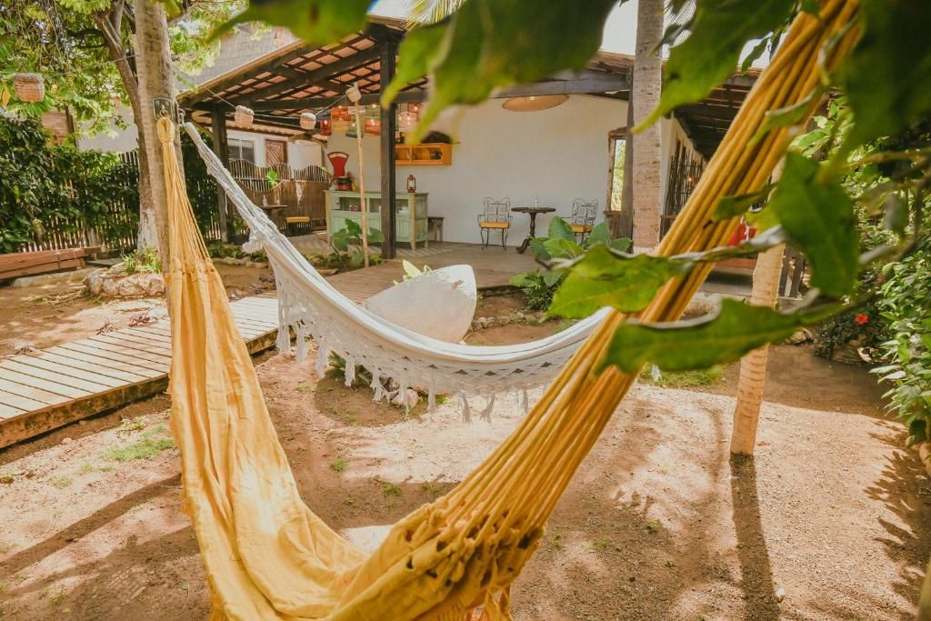 Uma rede em área de jardim com um pátio e assentos externos.