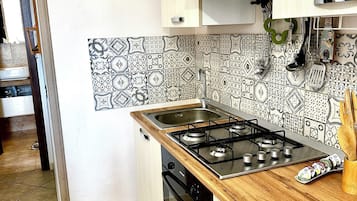 Refrigerador, horno, parrilla de estufa y cafetera y tetera