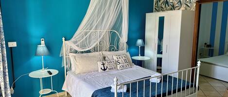 2 bedrooms, travel cot, free WiFi, bed sheets