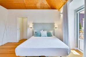 1 dormitorio, escritorio, tabla de planchar con plancha y cuna de viaje