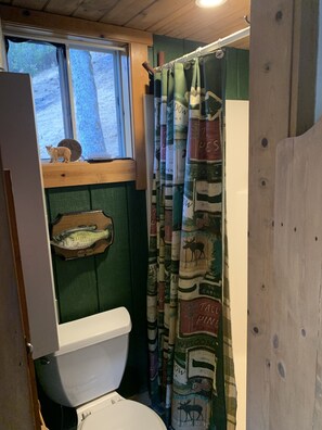 Ducha, secador de pelo, toallas y jabón