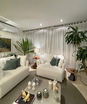 Smart TV, foosball, books, stereo - Villa Firenze @villafirenze_rj Paradise beaches Rio de Janeiro (RJ)