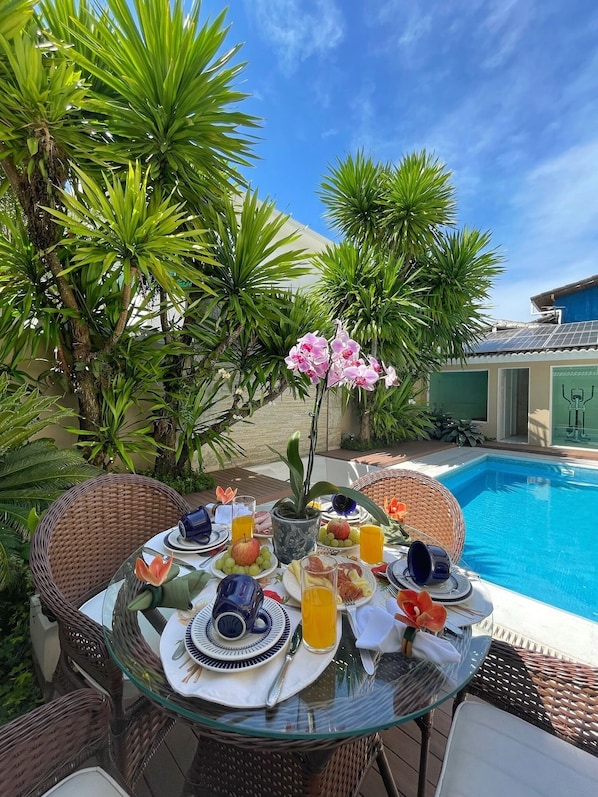 Outdoor dining - Villa Firenze @villafirenze_rj Paradise beaches Rio de Janeiro (RJ)