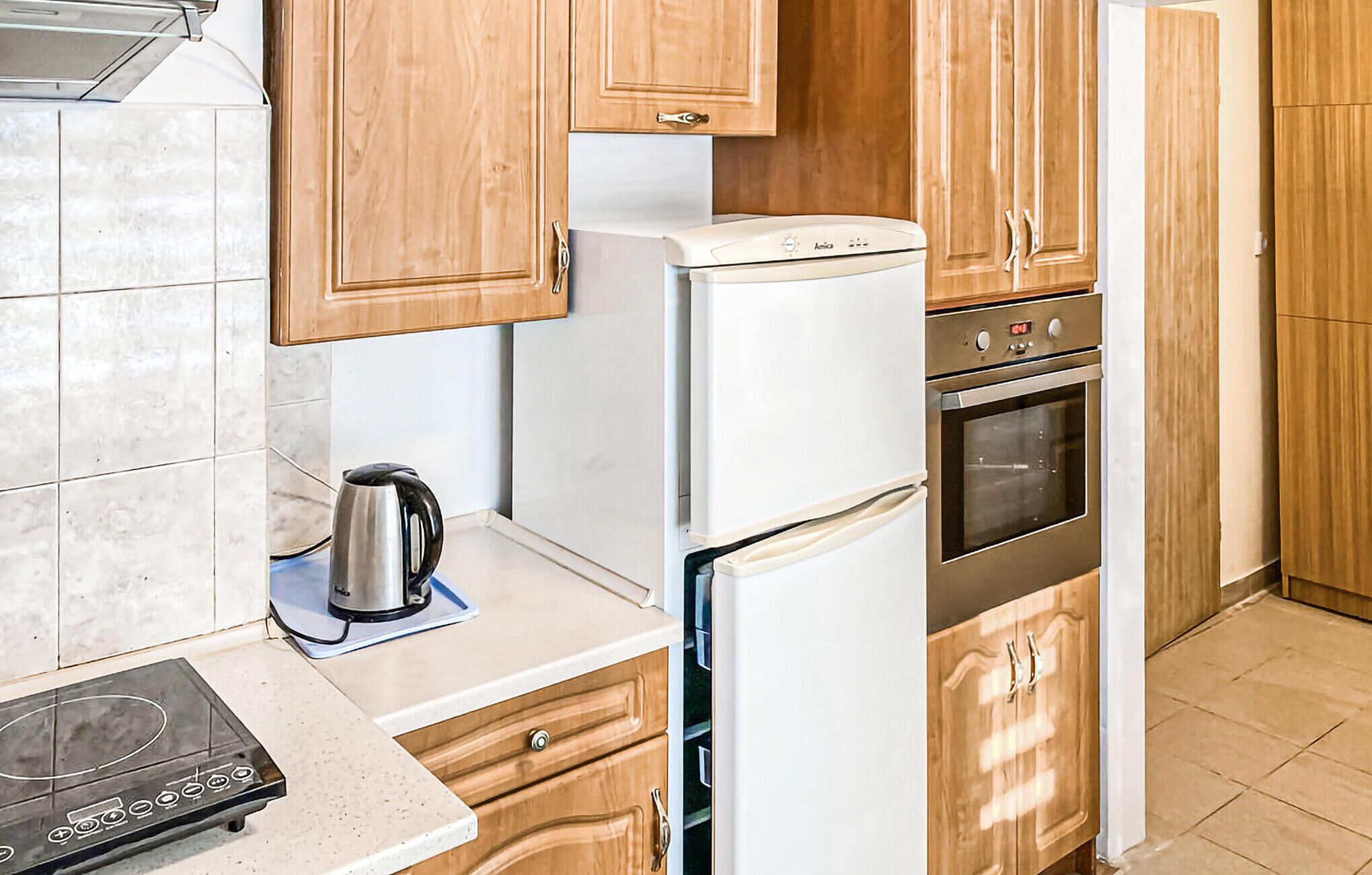 Een koelkast, een kookplaat, een vaatwasser