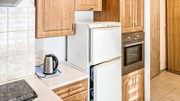 Een koelkast, een kookplaat, een vaatwasser