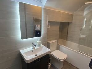 Combinazione doccia/vasca, asciugacapelli, asciugamani, carta igienica