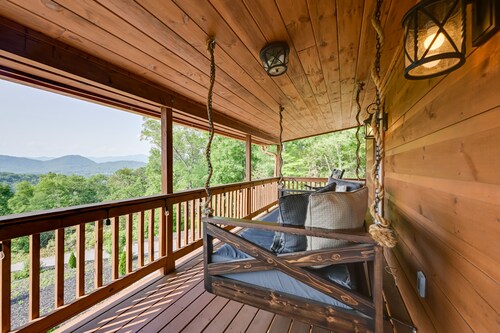 Beautiful Franklin Home w/ Bunkhouse & Hot Tub!