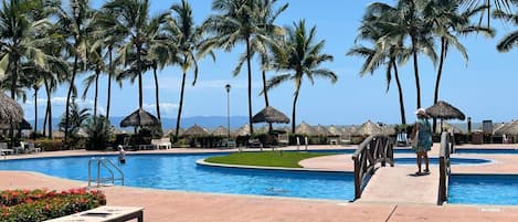 Una piscina al aire libre, una piscina climatizada