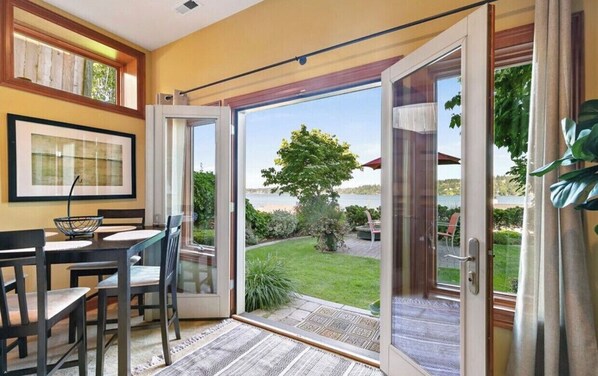 Dining - Views of Lake Washington and Mt. Rainier- North Seattle Area. Superb Location! (Lake Forest Park)