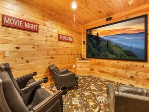Ferienhütte, Mehrere Betten, Whirlpool, Bergblick | Wohnzimmer | Fernseher, Kamin
