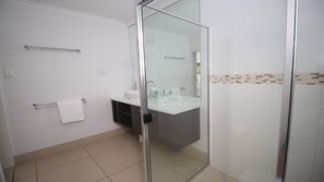 Dusche, kostenlose Toilettenartikel, Handtücher