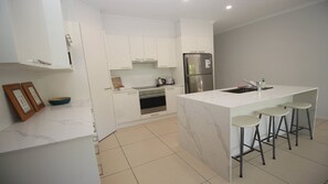 Een koelkast, een microgolfoven, een oven, een kookplaat