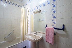 Badewanne, Bidet, Handtücher