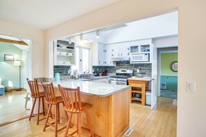 Réfrigérateur, micro-ondes, plaque de cuisson, lave-vaisselle