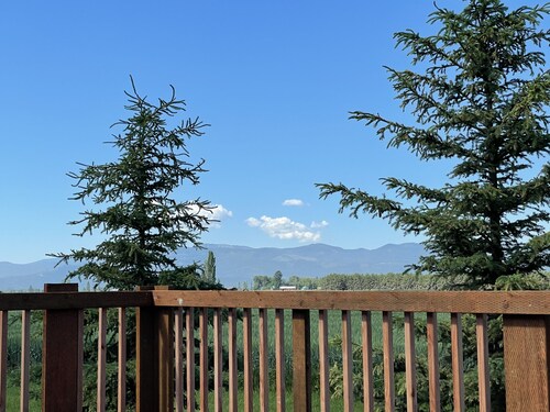 Guest House near Glacier with sunset views
