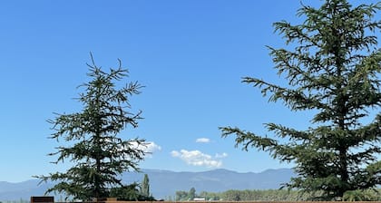 Guest House near Glacier with sunset views