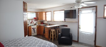 Guest House near Glacier with sunset views