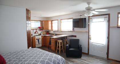 Guest House near Glacier with sunset views