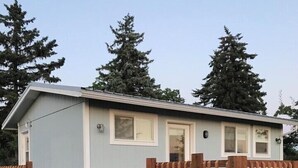 Una casa móvil de un piso con un área de terraza amurallada.