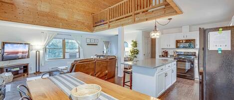 Jääkaappi, mikroaaltouuni, uuni, liesi